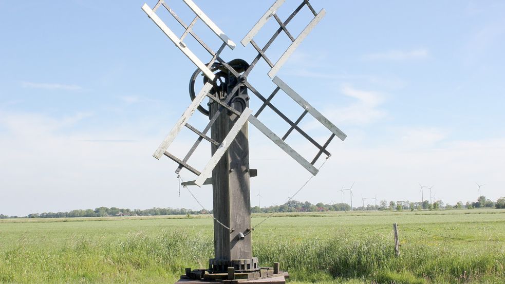 An der Doppelkolbenwasserpumpmühle, der wohl einzigen funktionstüchtigen dieser Bauart in Deutschland, gibt es Pfingstmontag zwar kein Programm. Die Mühle in Wirdum kann aber aufgesucht werden. Foto: Karin Böhmer