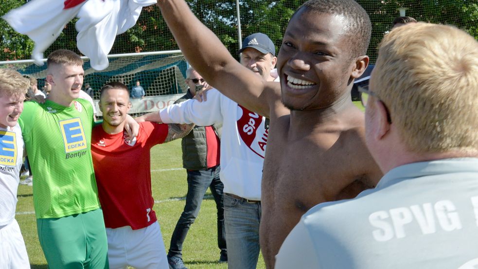 Ausgelassen freuten sich die SpVg-Spieler über den Verbleib in der Bezirksliga. Fotos: Bernd Wolfenberg