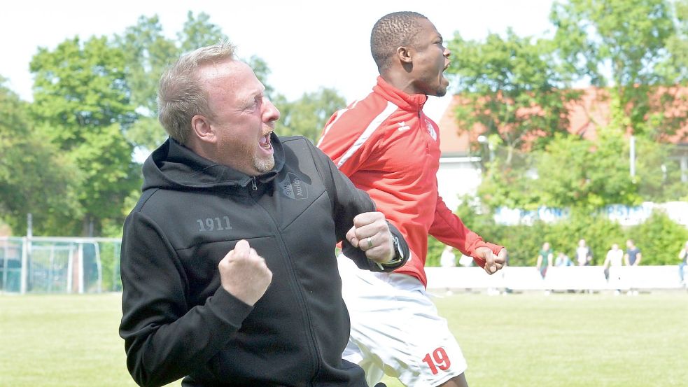 Schon beim Führungstor war der Jubel bei SpVg-Co-Trainer Frank Korte (links) und Yahya Berete groß.