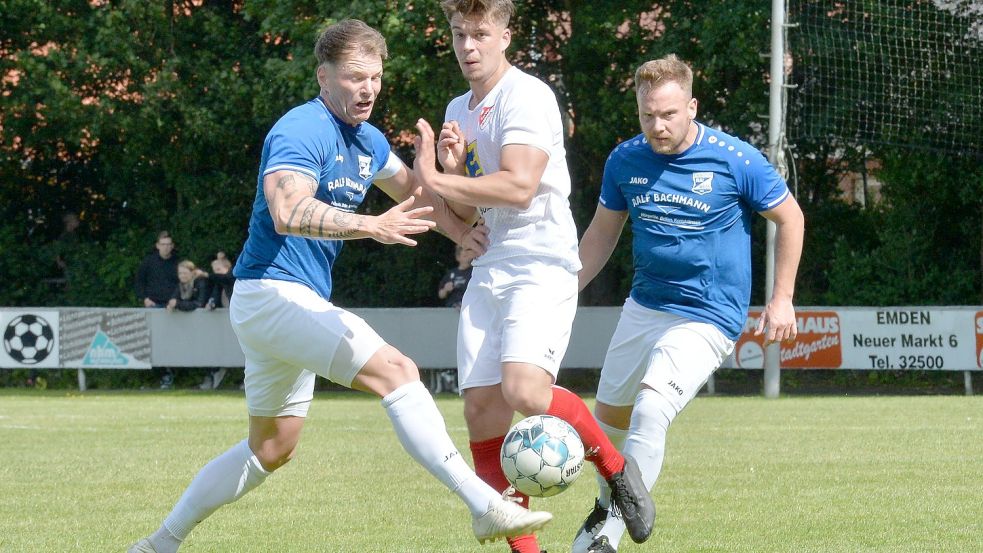 SpVg-Spieler Simon Smit ging dazwischen. Ihm gelang das Auricher Führungstor.
