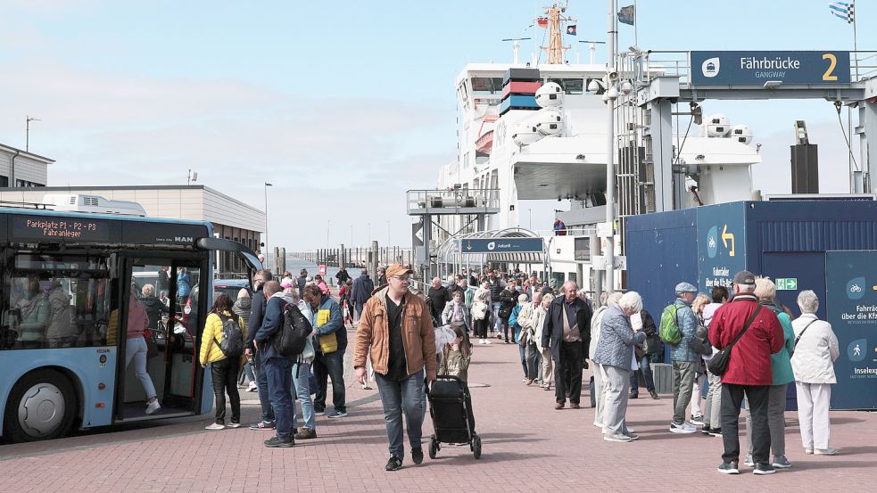 Die Reisewelle nach Norderney war auch am Sonnabend ungebrochen. Dieses Bild entstand bei der Ankunft der Fähre Frisia III in Norddeich, wo gegen 16.45 Uhr ankommende Fahrgäste auf Abreisewillige trafen. Foto: Boki