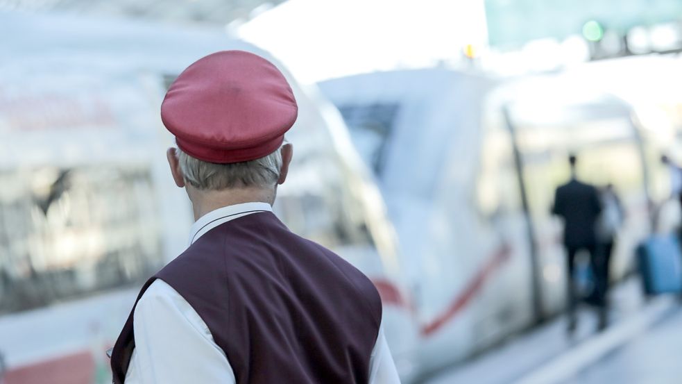 Im Zusammenhang mit dem 9-Euo-Ticket hatten die Bahnmitarbeiter speziell am Pfingstwochenende viel zu tun. Foto: dpa/Carsten Koall (Symbolbild)