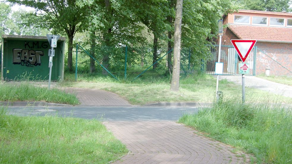 Noch herrscht hier keine Vorfahrt für Radfahrer: Eine Querung des Ostfriesland-Wanderwegs im Industriegebiet in Schirum. Foto: Imke Cirksena