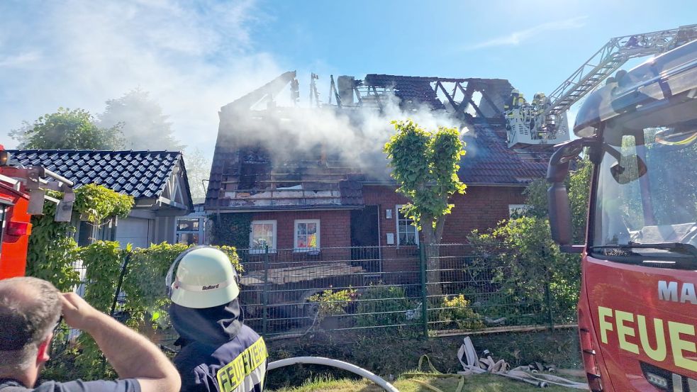 Der Dachstuhl des Wohnhauses war in Brand geraten. Foto: Feuerwehr Wiegboldsbur