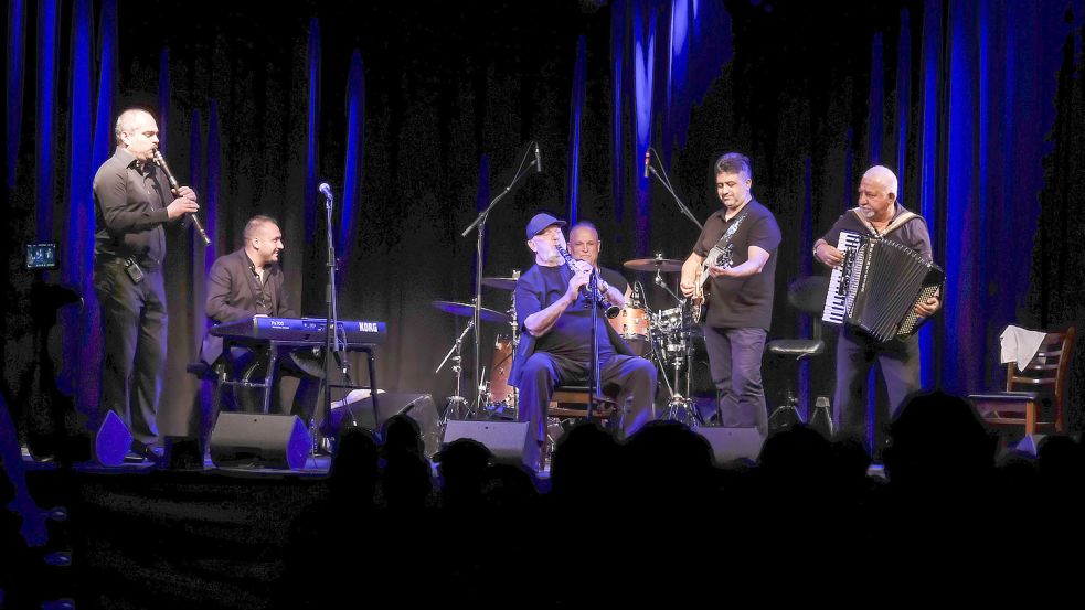 Klarinettist Ivo Papasov und die „Wedding Band“ heizten dem Publikum in der Lagerhalle ordentlich ein. Foto: Thomas Osterfeld