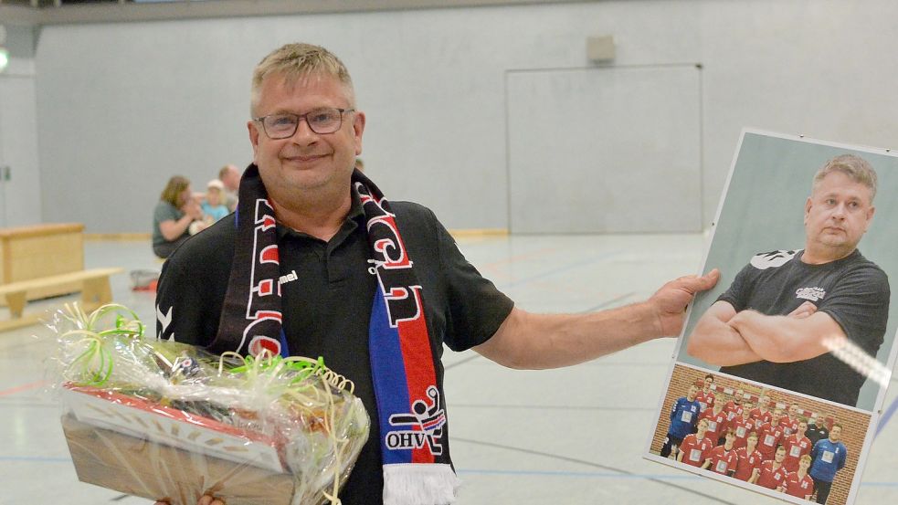 Präsente gab es nach dem letzten Heimspiel des OHV Aurich II für Trainer Patrick Tulikowski, der den Verein verlässt. Fotos: Bernd Wolfenberg