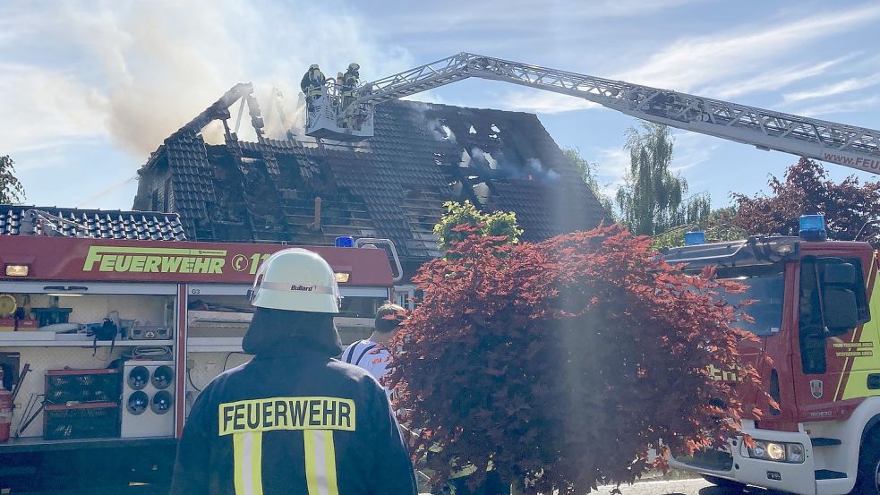 Feuerwehrleute bekämpften am Freitag einen Dachstuhlbrand in Südbrookmerland. Foto: Franziska Otto