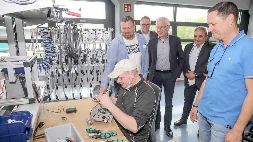 Stefan Wilken (vorne) arbeitet im neuen Produktionsbereich bei Nord Electronic in Schirum an einem Klemmkasten für Antriebstechnik. Im Hintergrund (von links): Carsten Schmidt, Manfred Woldmer, Gerhard Harms, Jörg-Detlef Gauger und Wolfgang Zimmermann. Foto: Romuald Banik