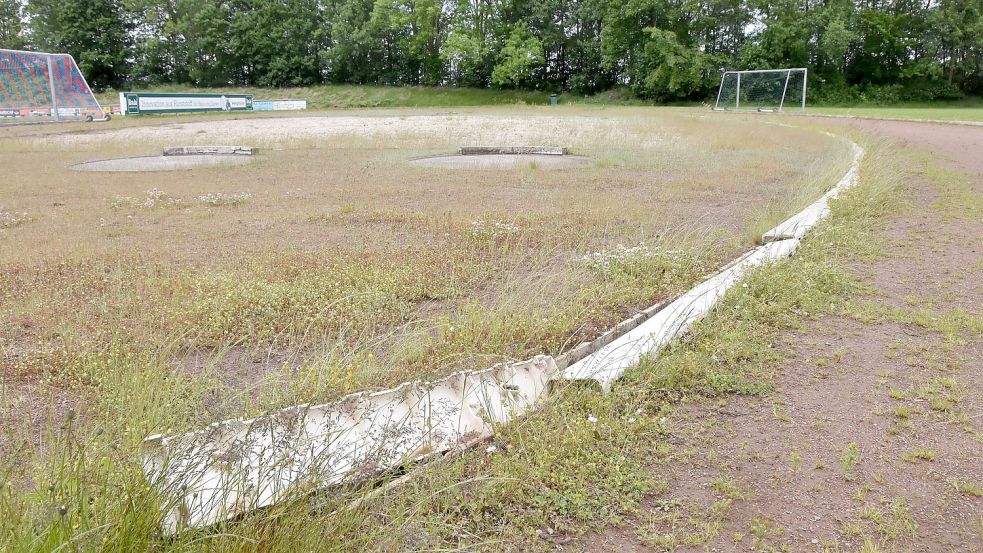 Dem Verfall preisgegeben: Auf der Laufbahn und in den Sprunggruben des alten Sportzentrums in Upgant-Schott wuchert Unkraut. Foto: Thomas Dirks