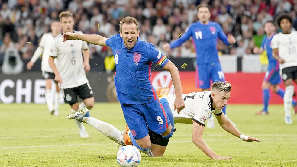 Elfmeter verursacht: Nico Schlotterbeck bringt Harry Kane zu Fall. Foto: IMAGO/Nick Potts