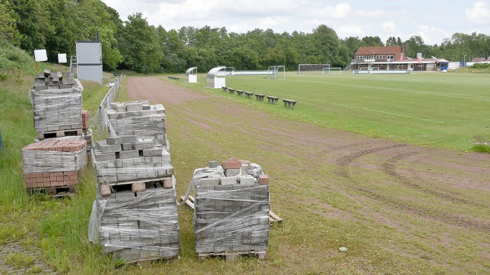 Nicht nur unansehnlich, sondern auch gefährlich für Sportler: Auf der mit Unkraut bewachsenen Laufbahn in Upgant-Schott lagern Paletten mit Steinen. Foto: Thomas Dirks