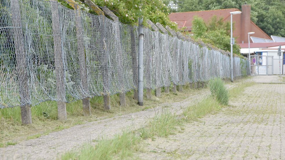 Ein Anfang ist gemacht: Unter dem Zaun des Sportplatzes wurde das Gras gemäht. Foto. Thomas Dirks