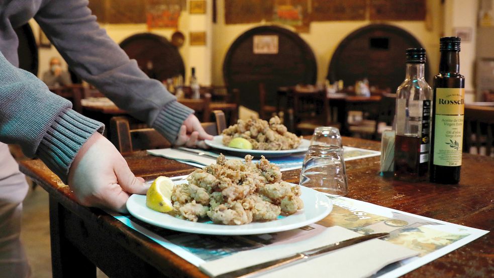 Sind die Tapas am Ende nicht aufgegessen, müssen Gäste die Reste mitnehmen. Foto: Clara Margais/dpa