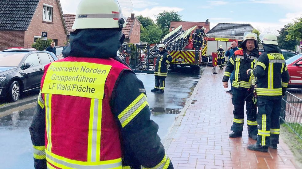 Die Feuerwehr Norden musste in diesem Jahr schon zu rund 300 Einsätzen ausrücken, wie hier bei einem Blitzeinschlag in ein Wohnhaus. Foto: Rebecca Kresse