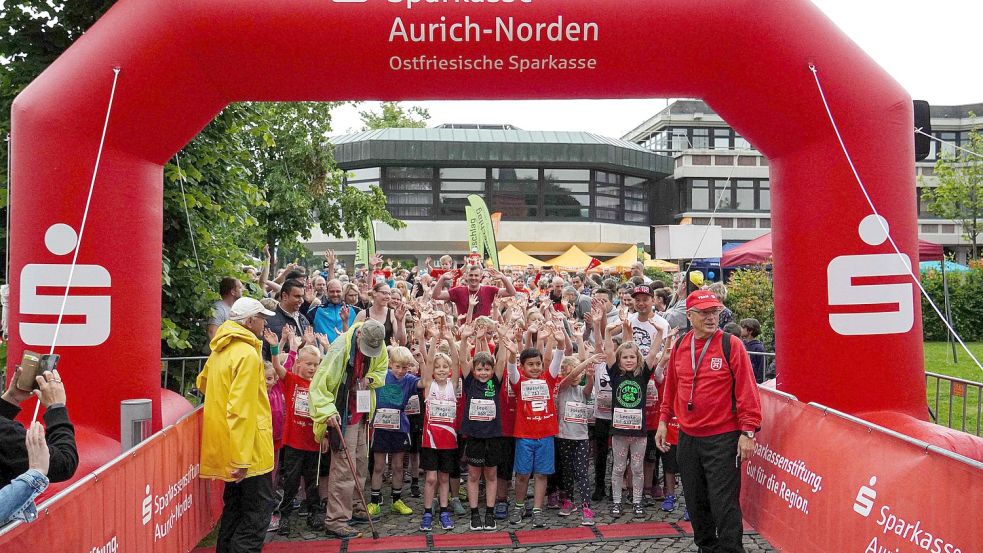 Dichtes Gedränge wie 2019 beim Start der Bambini auf dem Georgswall vor dem Auricher Rathaus erhoffen sich die Organisatoren des 14. Sparkassenlaufes am 17. Juni. Die aktuellen Anmeldezahlen stimmen die Macher optimistisch. Sie rechnen mit rund 800 Teilnehmern. Foto: Helmut Vortanz