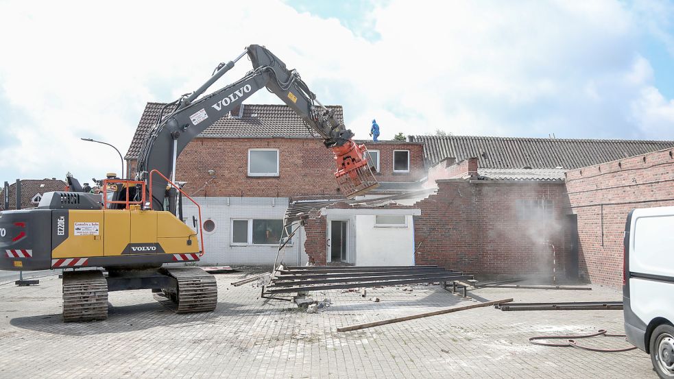Seit Donnerstag arbeitet der Abrissbagger auf dem alten Holert-Gelände. Foto: Romuald Banik