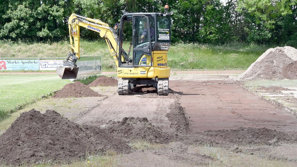 Ein Bagger ebnet den Anlauf zur Weitsprunggrube. Foto: Thomas Dirks