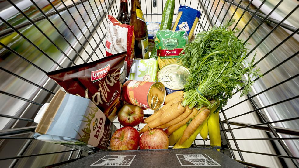 Voller Einkaufswagen: Wie Geld sparen trotz hoher Inflation beim Lebensmittel-Einkauf gelingt. Foto: dpa/Fabian Sommer