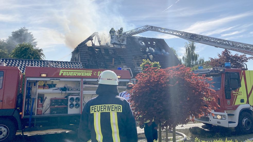 Südbrookmerlander Feuerwehren bei einem Einsatz in Victorbur. Foto: Franziska Otto