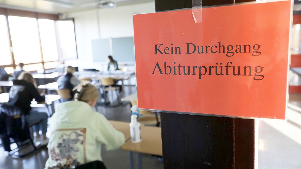 Die Abiturprüfung im Fach Mathe wurde als zu schwer empfunden. Jetzt reagiert das Ministerium. Foto: DPA