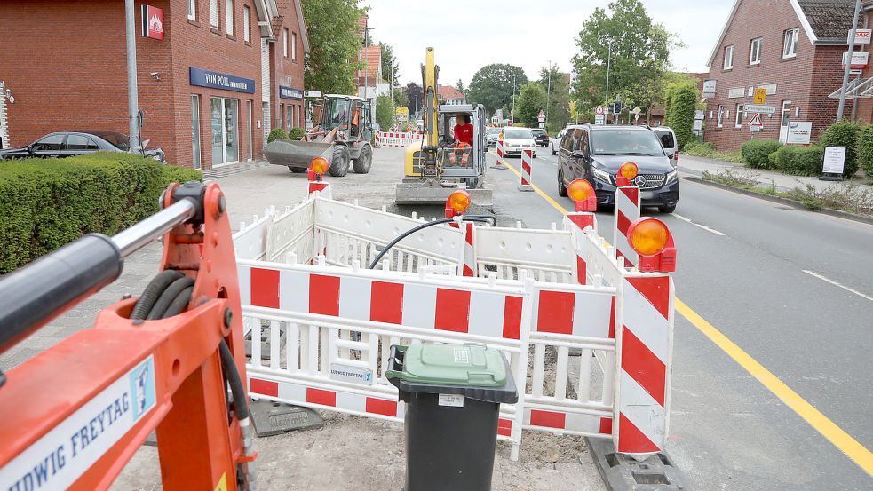 Beete und Stellplätze auf der Nordseite der Fockenbollwerkstraße werden derzeit eingeebnet. Foto: Romuald Banik