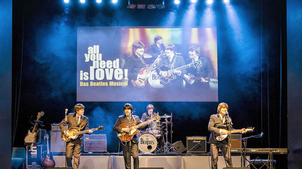 Vier Pilzköpfe mit der Musik der Beatles auf der Bühne des St. Pauli Theaters. Foto: Thorsten Baering