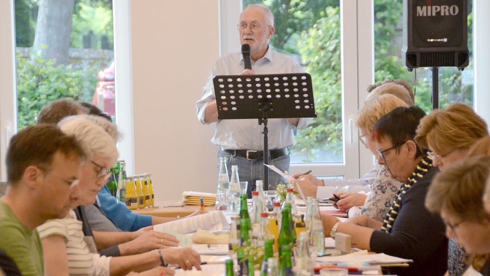 Der Vorsitzende der Kirchenkreissynode, Dieter Emler, leitete die Sitzung in Victorbur. Foto: Aiko Recke