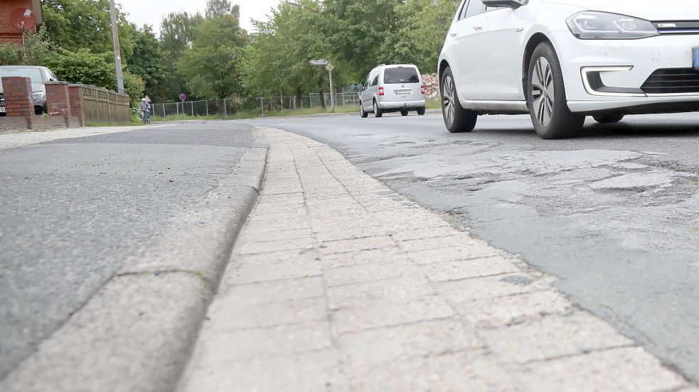 Loch reiht sich an Loch: Die Kirchdorfer Straße ist heute eine der heruntergekommensten und gleichzeitig meistbefahrenen Strecken in Aurich. Foto: Romuald Banik