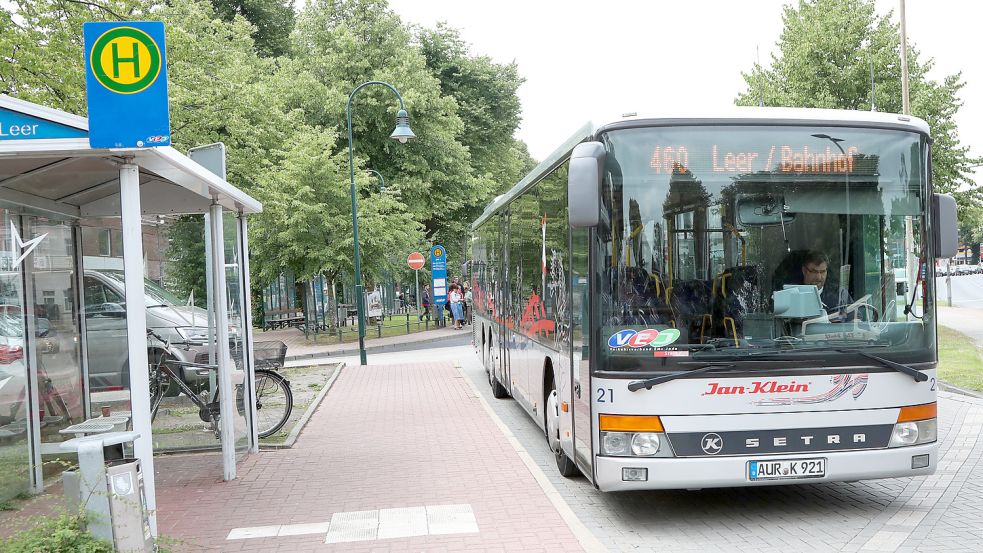 Ein Bus der Auricher Kreisbahn („Jan Klein“) am ZOB.Archivfoto: Romuald Bank