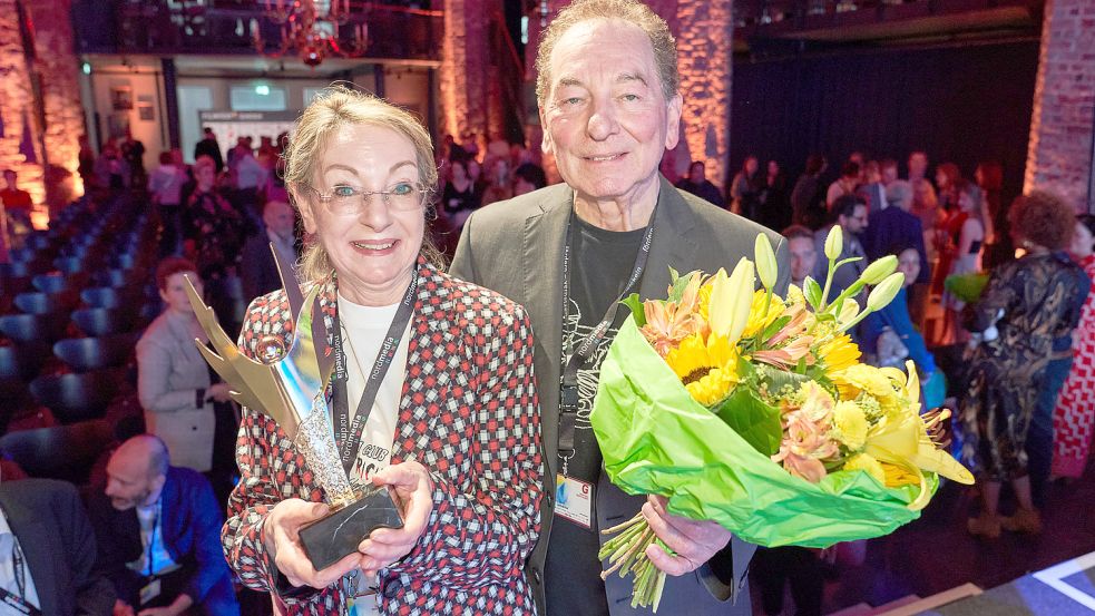 Angelika Hacker und Ulrich E. Krenkler freuen sich über den Emder Drehbuchpreis 2022. Foto: Ernst Weerts/Filmfest Emden