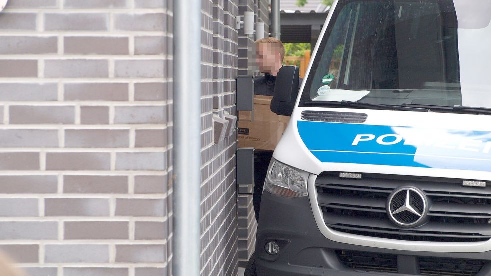 Ermittler trugen nach der großangelegten Durchsuchung am 31. Mai aus mehreren Gebäuden in Ostfriesland Kartons mit sichergestellten Beweismitteln. Auch eine Wohnung in Extum wurde durchsucht. Foto: Heino Hermanns