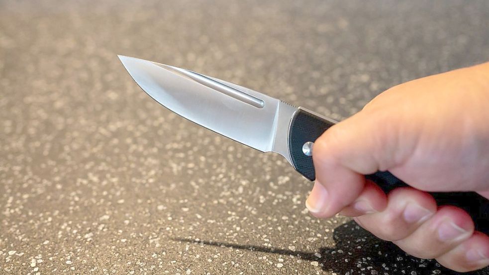 Mit einem Messer ist ein 42-jähriger Bremer in der Nacht zu Samstag lebensgefährlich verletzt worden. (Symbolbild) Foto: imago images/Ulrich Roth
