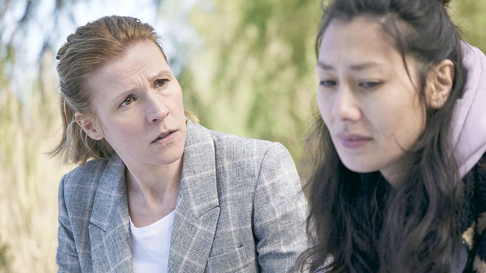 Kann Julia Grosz (Franziska Weisz, links) ihrer verzweifelten Freundin und Kollegin Ela (Elisabeth Hofmann) helfen? Foto: NDR/O-Young Kwon