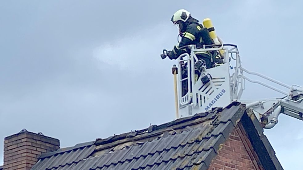 Die Feuerwehr entfernte Dachziegel auf der Suche nach Glutnestern. Foto: Heino Hermanns
