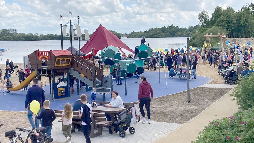 Ein großes Spielschiff, eine Boulder-Raupe und viele weitere Geräte laden zum Spielen, Toben und Klettern direkt am Strand ein.Fotos: Aiko Recke
