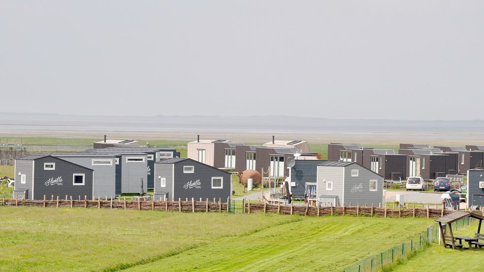 Das Tiny-House-Dorf auf dem Campingplatz Harlesiel bietet großen Urlaub auf kleinstem Raum in der Unterkunft, dafür viel Weite bei der Aussicht direkt aufs Meer. Foto: Ullrich