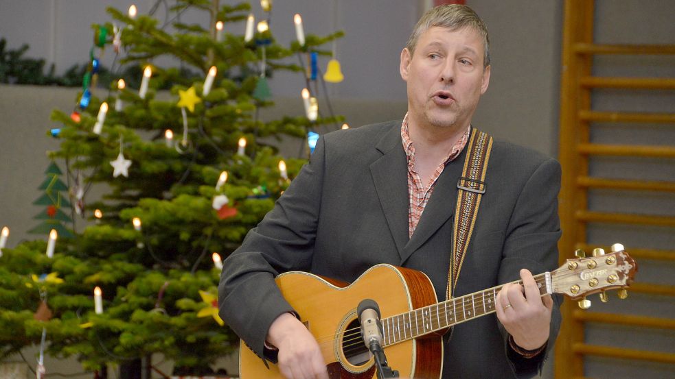 Bei verschiedenen Veranstaltungen (hier bei der Seniorenadventsfeier 2017) griff Pastor Carsten Greite gerne zur Gitarre. Foto: Thomas Dirks