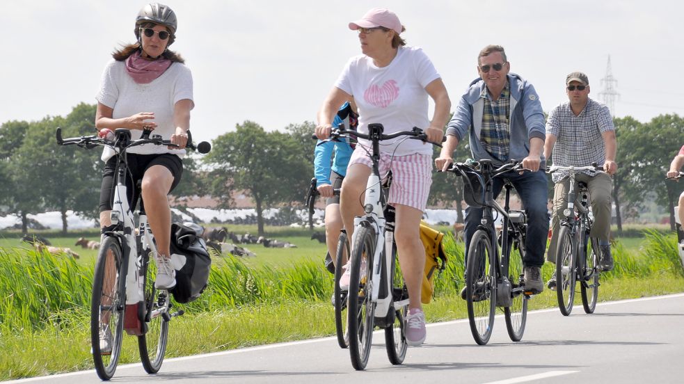 Etwa hundert Radfahrer machen sich im Konvoi von Oldersum entlang der L1 auf den Weg nach Riepe. Sie fordern dort einen Radweg. Foto: Kim Hüsing