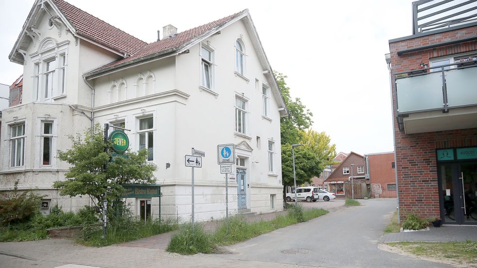 Eine Hecke soll das private Grundstück des ehemaligen „Kattul“ künftig von der Fußgängerzone trennen. Foto: Romuald Banik