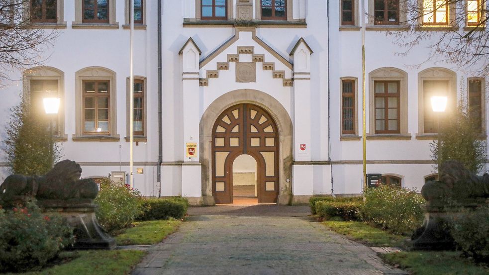Der Eingang zum Auricher Schloss, in dem sich das Landgericht befindet. Foto: Romuald Banik