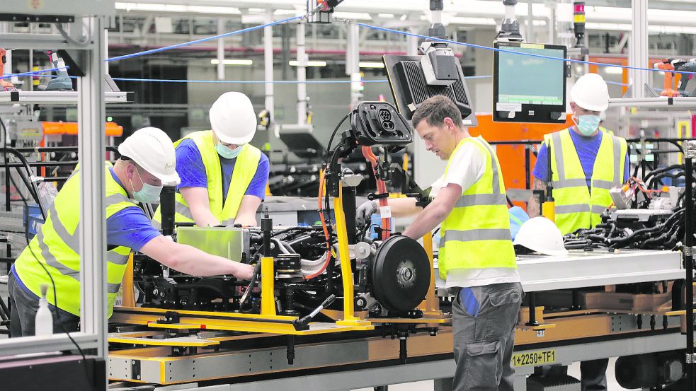 Im Emder VW-Werk werden mittlerweile Verbrenner und E-Autos parallel gebaut - hier der Unterbau eines ID 4 mit großer Batterie. Foto: Romuald Banik