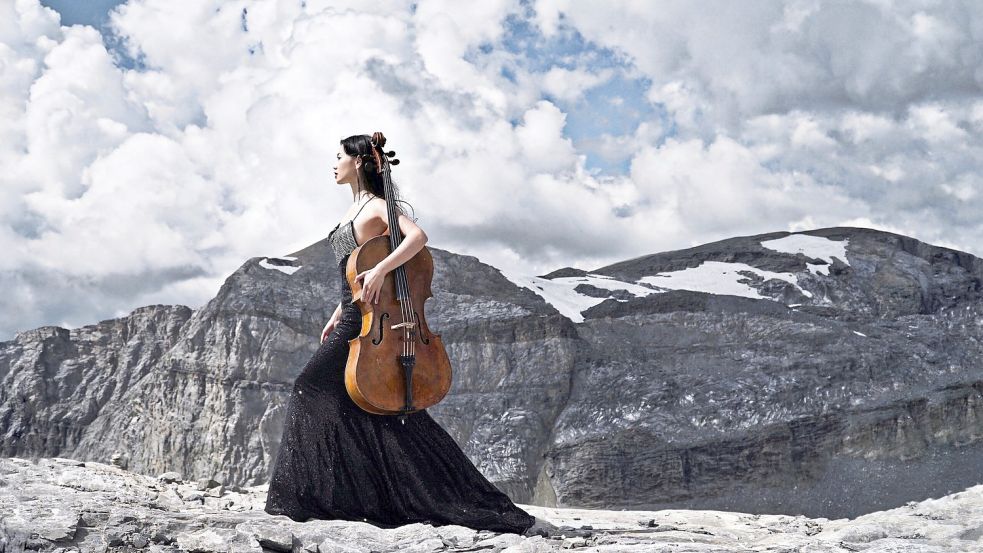 Die chinesische Cellistin Xiaolu Li spielt im Eröffnungskonzert am 17. Juni in Aurich. Foto: Linzi Li