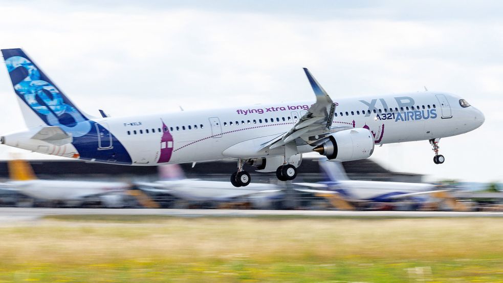 Der Airbus A321 XLR hob am Mittwochvormittag zum ersten Testflug vom Airbus-Werksflughafen in Finkenwerder ab. Foto: Axel Heimken