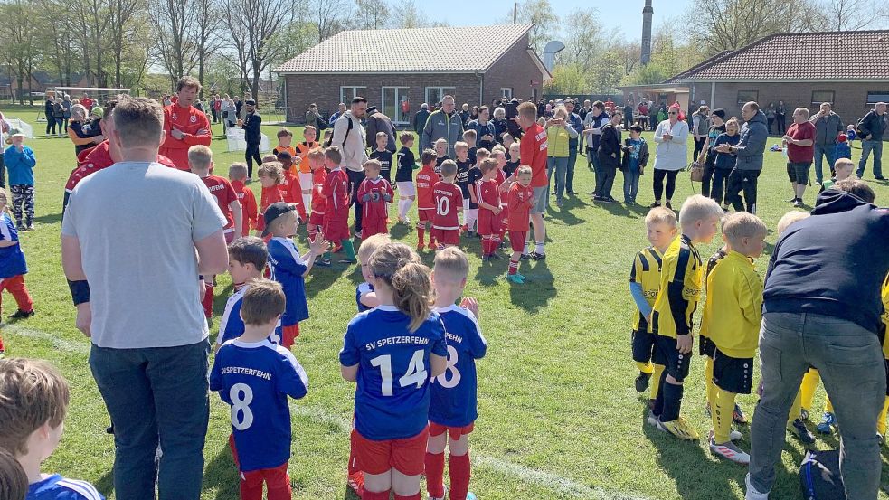 Im Fußballkreis Ostfriesland werden seit Mitte April Turniere mit Minitoren auf kleinen Feldern für G- und F-Jugendliche ausgespielt. Die Vereine melden einen großen Zulauf. Fotos: privat