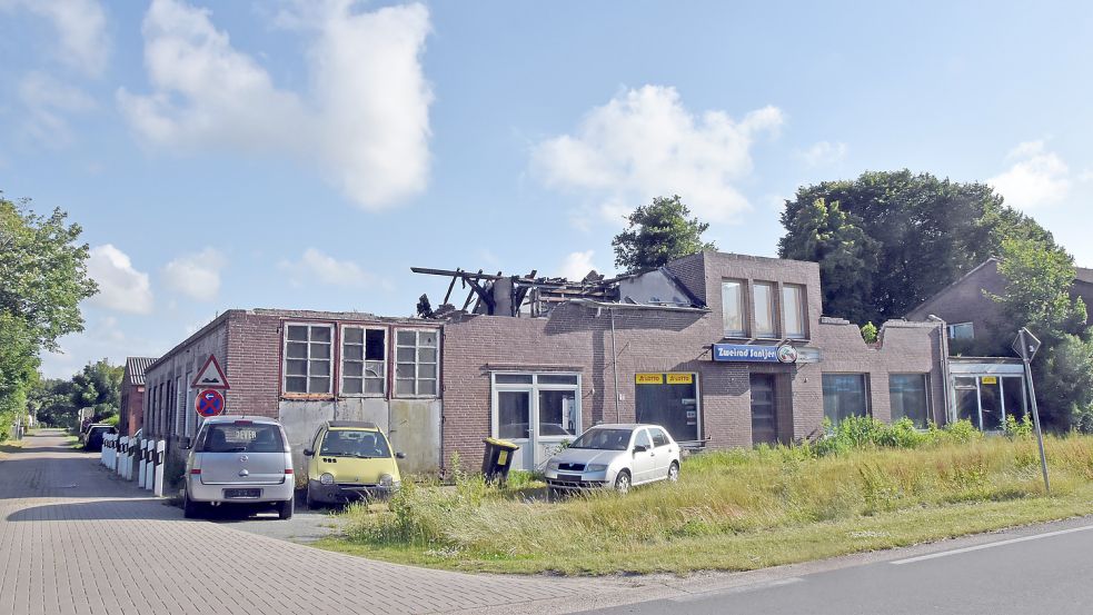 Seit dem Brand Anfang 2019 steht die Ruine des Santjer-Gebäudes an der Hauptstraße in Rechtsupweg bis heute nahezu unverändert da. Foto: Thomas Dirks