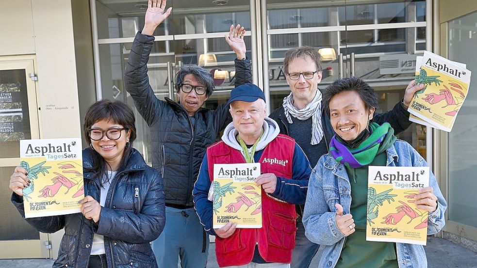 Da schien die Welt für die Documenta noch in Ordnung: Daniella Fitriab (l-r), Iswanto Hartono (beide vom Künstlerkollektiv ruangrupa), Stefan Marx (Verkäufer der Straßenzeitung "Asphalt"), Volker Macke (Redaktionschef "Asphalt") und Reza Afisina (ruangrupa) präsentierten vor dem ruruHaus die Oktober-Ausgabe der "Asphalt" mit der kompletten Künstlerliste der ausstellenden Künstlerinnen und Künstler der «documenta fifteen». Jetzt muss sich die Weltkunstschau mit dem Vorwurf auseinandersetzen, auf ihrer Künstlerliste würden antisemitische Positionen unterstützt. Foto: Uwe Zucchi/dpa Foto: Uwe Zucchi