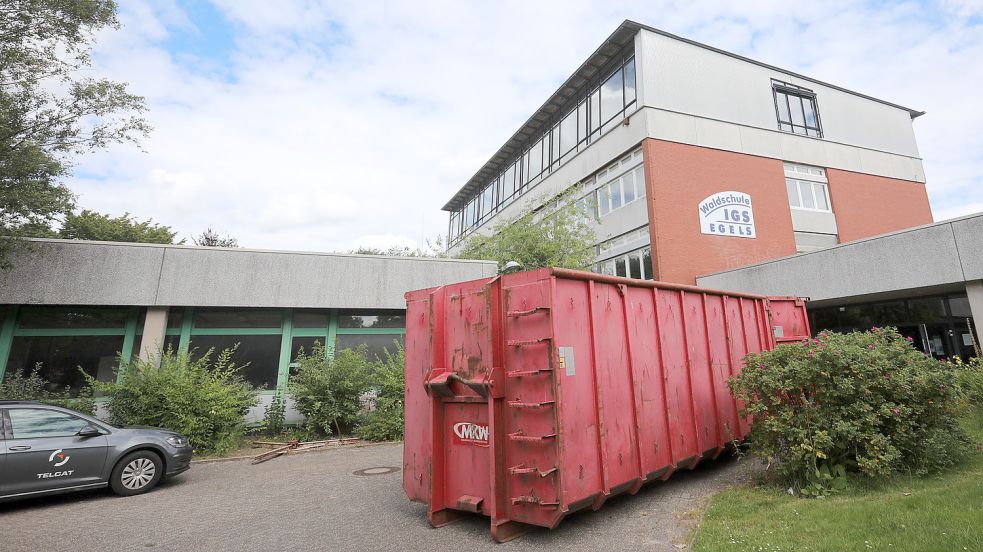 Im Sommer 2020 wurde in Egels umgebaut. Das Inventar der IGS Waldschule wurde entsorgt, sogar der naturwissenschaftliche Trakt (links im Bild) wurde abgerissen. Foto: Romuald Banik