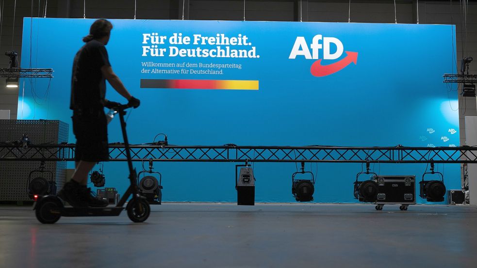 Aufbau für den Bundesparteitag AfD: Am Wochenende wird es hier in erster Linie um Personalfragen gehen. Foto: Sebastian Kahnert/picture alliance/dpa