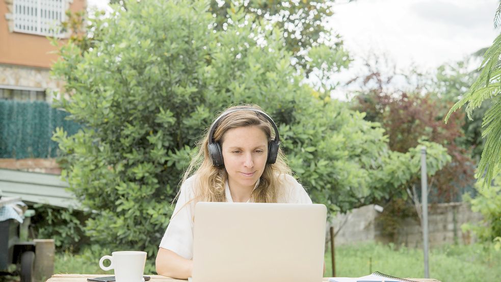 Ob das Homeoffice eher Lust oder Frust ist, hängt maßgeblich von der Geschwindigkeit der Internetverbindung ab. Foto: Imago images/Westend61 (Symbolbild)