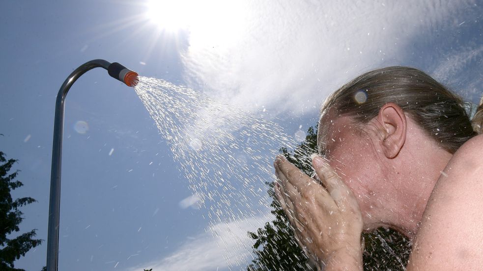Abkühlung bei Sommerhitze: Heiße Temperaturen bringen Gefahren für die Gesundheit mit sich. Worauf man achten sollte. Foto: imago images/MiS